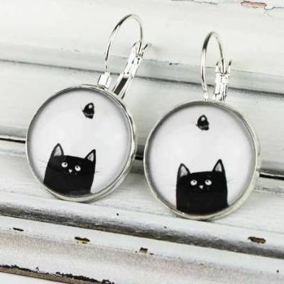 Ohrringe mit Katze und Schmetterling, schwarz, weiß, Comic, schlicht, silber, Glas, rund, Haustier