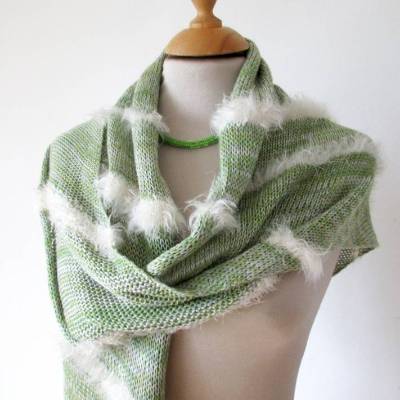 Dreieckstuch in Grüntönen, handgestricktes Tuch aus Baumwolle, Geschenk für sie