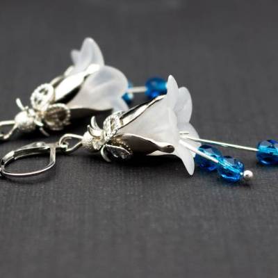 Blütenohrringe in weiß und blau, Ohrringe,  Glockenblumen, Schmuck für Frauen Geschenk, Hochzeit, silberfarben