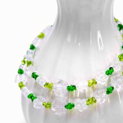 Glasperlenkette mit Frühlingsblumen . Halsnahe Kette mit grünen Glasperlen . Geschenk Mama