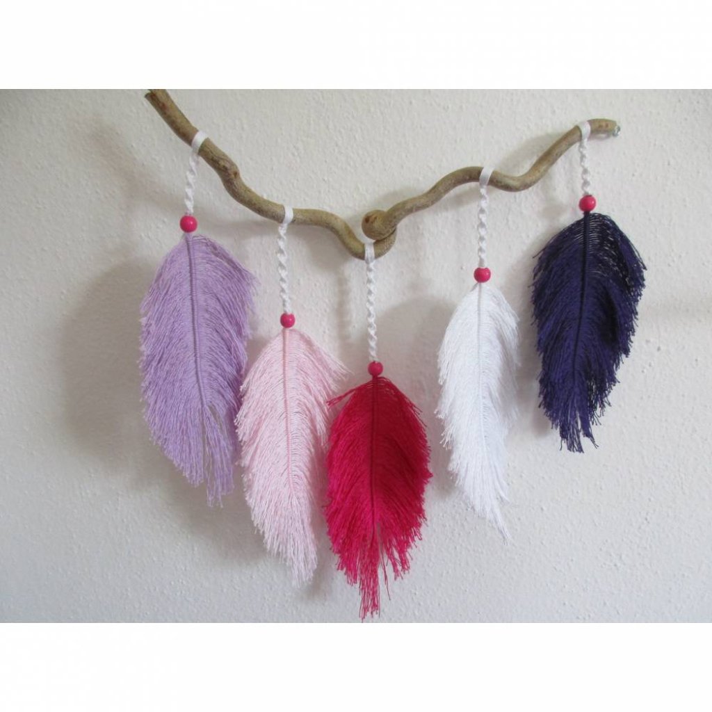 Handgefertigte Wanddeko / Wandbehang mit Federn aus Garn, flieder, rosa, pink, weiß, lila