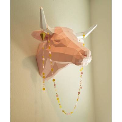 Kuh Trophäe aus Papier, DIY Kuh aus Papier, Papiertier selberbauen, rosa Kuh mit weissen Hörnern, große geometrische Papierskulptur