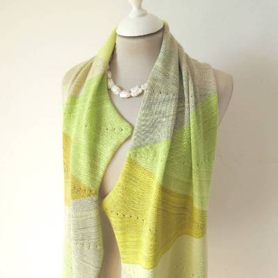 Raffinierter Schal mit Farbverlauf in Grün-Beige-Gelb, gestricktes Tuch aus Merino-Mix, Designer Stola Unikat