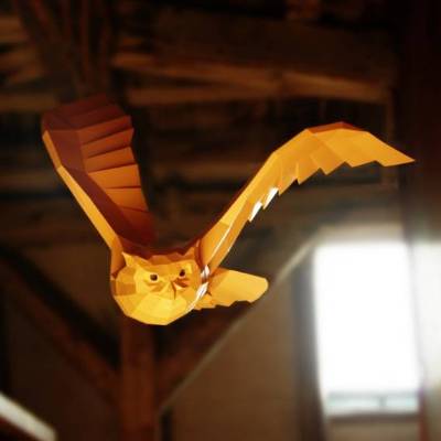 Großer Uhu-Bastelbogen aus Papier, fliegende Eule, Eulenskulptur zum aufhängen, geometrischer moderner stil, facetten skulptur, Eule caramel