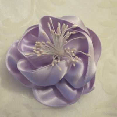 Fliederfarbene Haarklammer Satin Blume "Sophie" für die Braut und festliche Anlässe