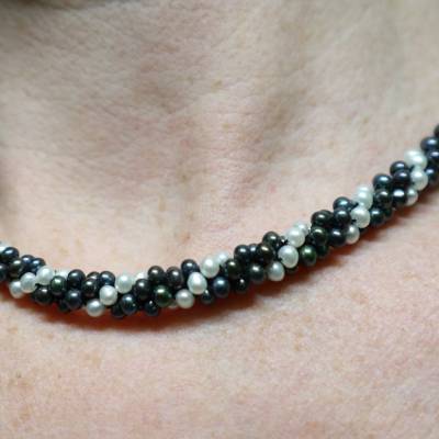 Handgehäkeltes Collier aus echten Süßwasserperlen