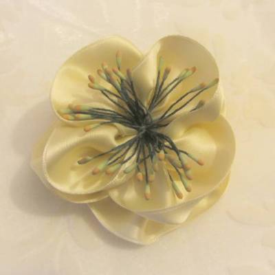 Hellgelbe Creme Haarklammer Satin Blume "Céline"; für die Braut und festliche Anlässe