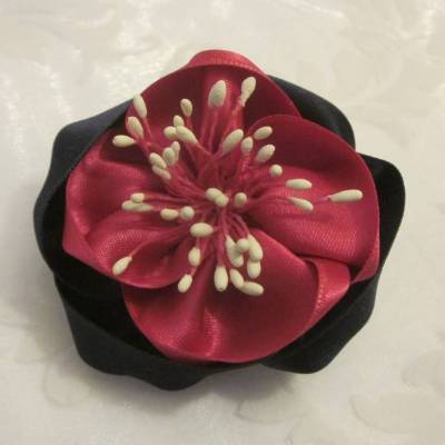 Brosche Rot Blau Anstecker Satin Stoff Blume "Jocelyne" für festliche Anlässe