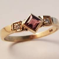 Gelbgoldring 585 mit rotem Turmalin und Brillanten – Turmalinring, 14 k Gold mit 2 Brillanten