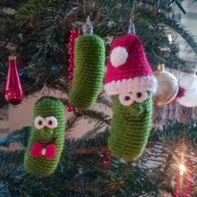 Weihnachtsgurke mit Fliege - Mütze - Krone, Anhänger, Häkelanleitung