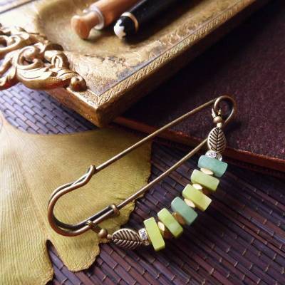 Elegante Jade Tuchnadel in Grüntönen -  Hämatit und Bronze Blätter N-7-AB-17