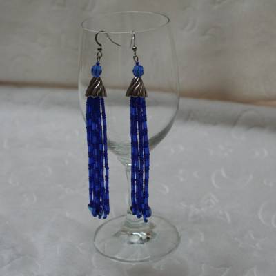 Quastenohrringe handgefädelt aus blauen Stabperlen und Rocailles