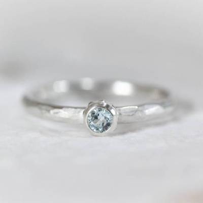 Topas Ring mit Struktur, blauer Topas, Stapelring, Sammelring, Silber 925, schmal, gehämmert und ziseliert, Goldschmiede