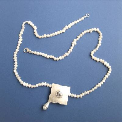 63 cm lange SWZ-Perlenkette mit 55 mm großem Topas/Perle Design-Anhänger aus 925 Silber mit gebürsteter Oberfläche