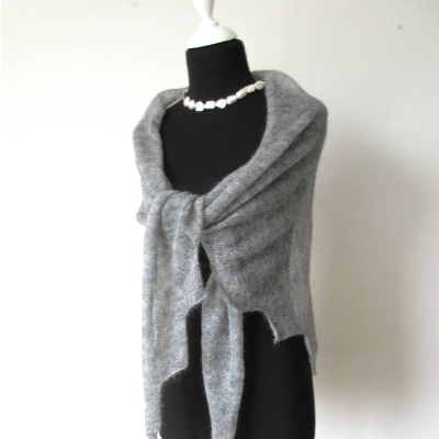 Grau meliertes Dreieckstuch aus Mohair, zartes Stricktuch Damen, duftiges Schultertuch