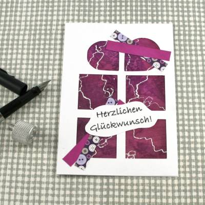 Grußkarte **HERZLICHEN GLÜCKWUNSCH** von ZWEIFARBIG in Geschenkform, Seide