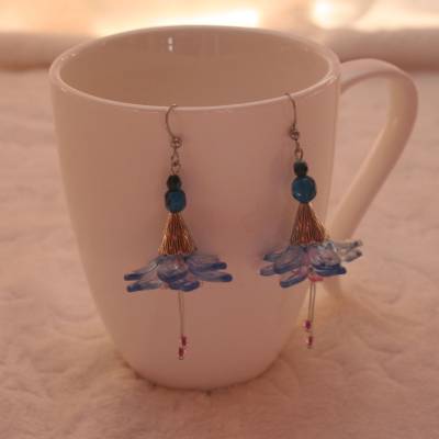 Ohrhänger in Blütenform in blau und rosa