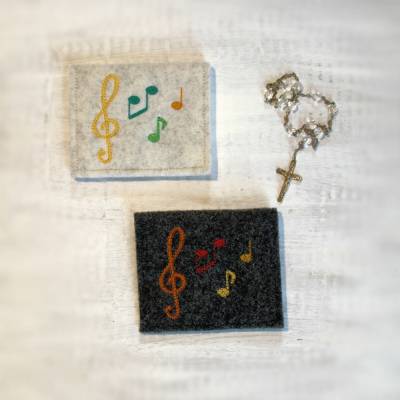 Bestickte Rosenkranztasche aus Filz *Motiv Notenschlüssel und Noten *individuell angefertigt 