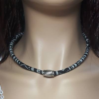 Modische Halskette aus 6 mm starken Stoffband