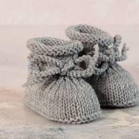 graue Babyschuhe, 0-3 Monate, mit Rollrand und Kordel, von Hand gestrickt, aus reiner Wolle, waschbar