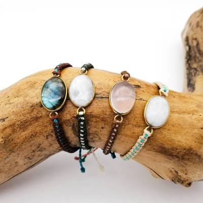 Schmales Makramee-Armband mit Edelstein