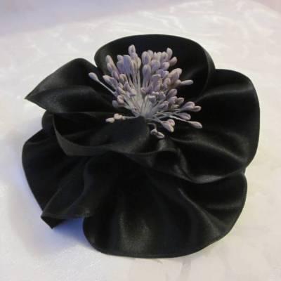 Schwarze Brosche Klammer Haarblume Trauer Anstecker Satin Blume "Julie" für festliche Anlässe
