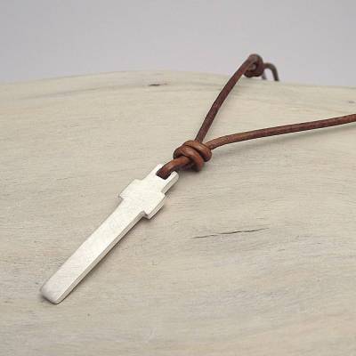 Silberkreuz "Laurentin" mit Lederband; schlichtes, außergewöhnliches Kreuz in Silber als Geschenk zur Kommunion