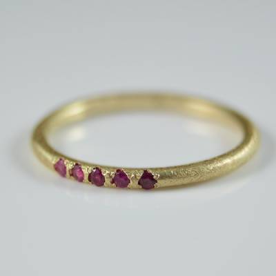 Feiner 585er Goldring mit Rubine