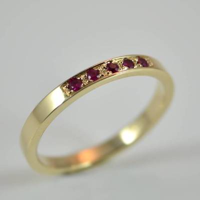 Zarter Goldring mit Rubinen