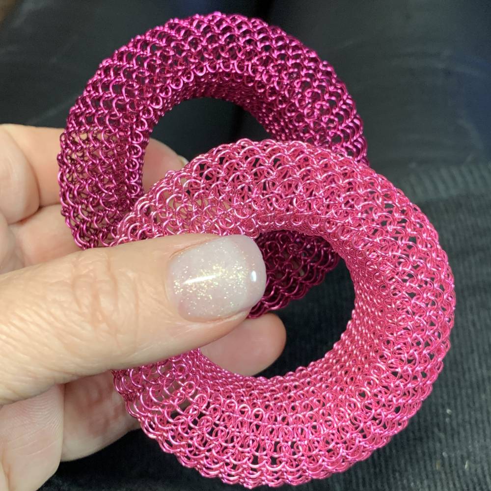 TEELICHTHALTER Donut - fingergestrickt aus pink- oder fuchsiafarbenem Kupferdraht Bild 4