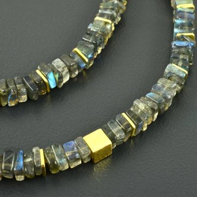 Edles Labradoritcollier mit vergoldeten Silberwürfeln, viereckige Scheiben, Labradoritkette, blauer Schimmer, Edelstein