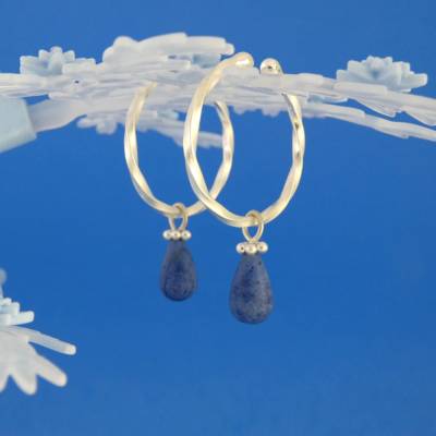 Ohrloch-los Ohrschmuck aus Argentium-Sterlingsilber mit eingehängten blauen matten Dumortierit-Tropfen