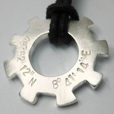 Anhänger  "Skipper XL"  in Silber mit Wunschtext, personalisierbare Kette für Männer, Koordinaten, Wunschtext, N