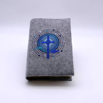 Gotteslob Filzhülle, grau, bestickt mit einem Kreuz und 2 Fischen in einem strahlenden runden Ornament, blau