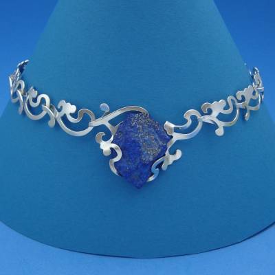 ornamentales Collier aus Argentium-Sterlingsilber mit blauem Lapislazuli und satinierter Oberfläche