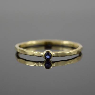 Feiner 585er Goldring gehämmert  mit Saphir "Saph"