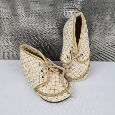 Babyschuhe aus den 50er Jahren - Oldtimer Spiegeldekoration