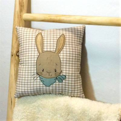 Personalisiertes Namenskissen Hase 25x25cm – Besticktes Babykissen beige grün, Geschenk zur Taufe, Geburt & Ostern