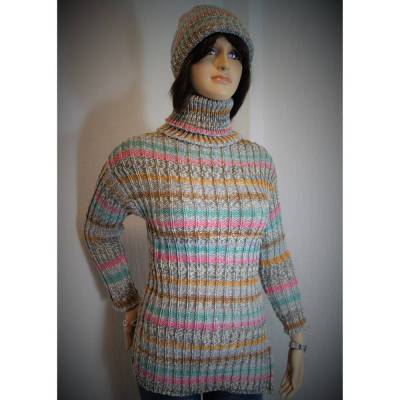 Strickpullover lang figurbetont mit Kragen und Mütze