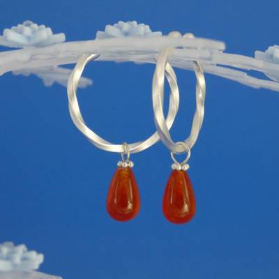 Ohrloch-los Ohrschmuck aus Argentium-Sterlingsilber mit eingehängten orangeroten polierten Carneol-Tropfen