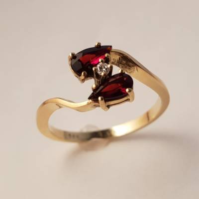 Goldring 585 mit 2 Granattropfen und 1 Brillanten