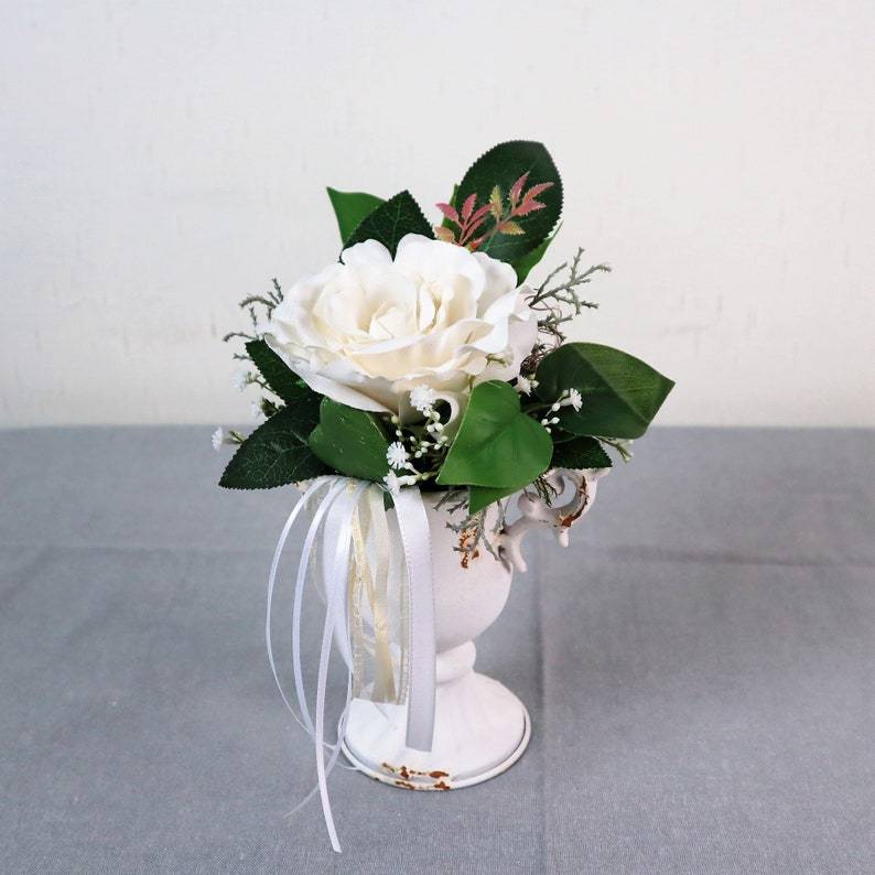 Tischgesteck mit Rose, weiß edel, Tischdeko