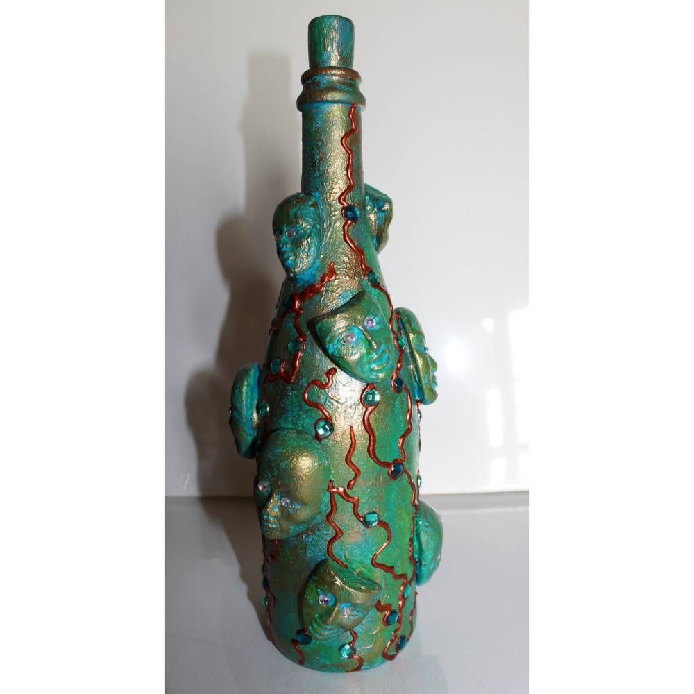 Dekoflasche FLASCHENGEISTER Upcycling aus einer Glasflasche mit Masken verziert Flaschenkunst Dekoration
