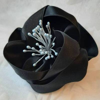 Schwarze Haarblume Kopfschmuck Haarklammer Satin Blume "Bernadette" für festliche Anlässe
