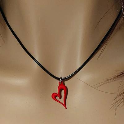 Halskette mit roten Herzanhänger
