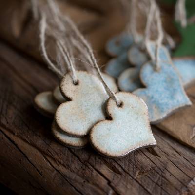 3 Handgefertige Keramikherzen - Gastgeschenke Hochzeit, Geschenkanhänger oder Dekoration