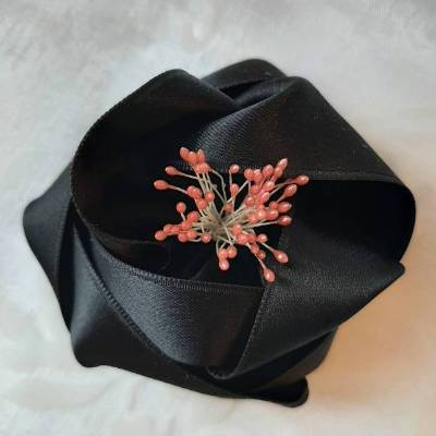 Schwarze Brosche Haarblume Kopfschmuck Haarklammer Satin Blume "Louise" für festliche Anlässe