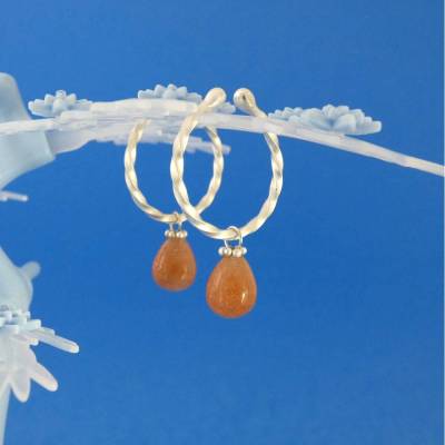 Ohrloch-los Ohrschmuck aus Argentium-Sterlingsilber mit eingehängten goldfarbenen Sonnenstein-Tropfen