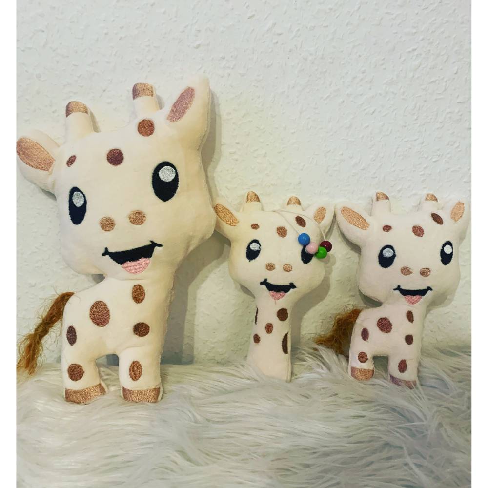 Stickdatei Giraffe Gerda  mit Rassel In the Hoop Set 666  Maschinenstickerei Baby Bild 1