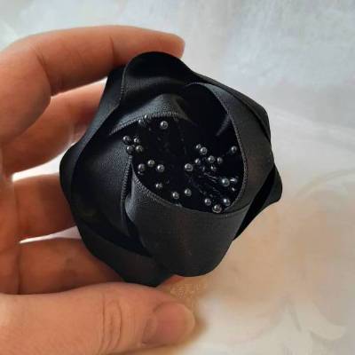 Schwarze Haarblume Kopfschmuck Haarklammer Brosche Satin Blume "Coralie" für festliche Anlässe